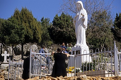 Pilger an der Marienstatue - Medjugorje