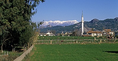 Moschee, im Hintergrund das Taurusgebirge - Aspendos