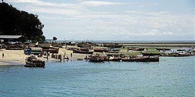 Fischerboote am Strand vor dem Fischmarkt - Daressalam