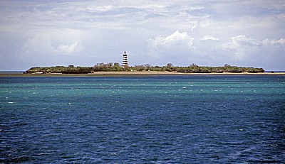 Insel mit Leuchtturm im Indischen Ozean - Zanzibar Channel