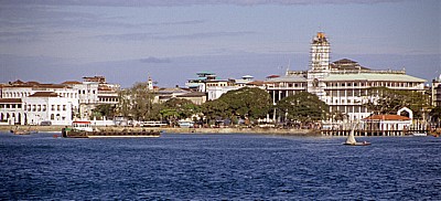 Zanzibar Town: rechts das House of Wonder (Beit el Ajaib) - Zanzibar Channel