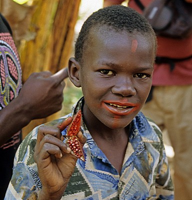 Gewürztour: Ein Sansibari demonstriert die Lipstick fruit - Sansibar