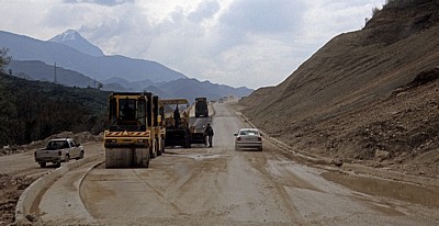 Zwischen Përmet und Gjirokastër: Straßenbau - Albanien