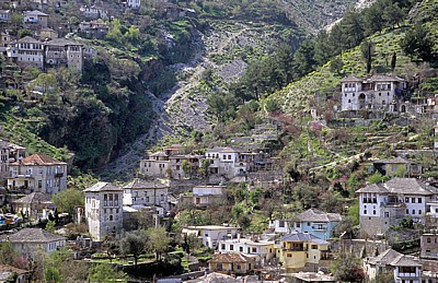 Blick von der Burg auf die Altstadt an den Hängen des Mali i Gjerë - Gjirokastra