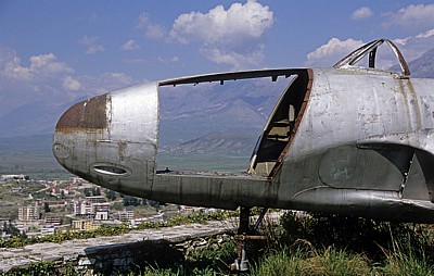 Blick durch das Flugzeugwrack auf die Stadt und das Umland - Gjirokastra