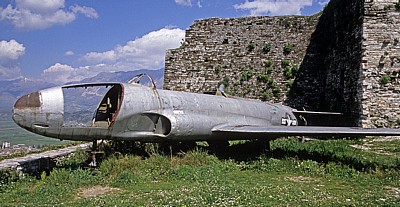 Flugzeug auf dem Burggelände - Gjirokastra