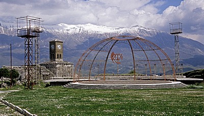 Uhrturm und Platz auf dem Festungsgelände - Gjirokastra