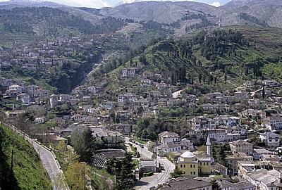 Blick von der Burg auf die Altstadt an den Hängen des Mali i Gjerë - Gjirokastra