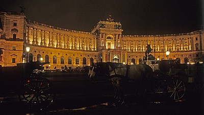 Hofburg: Fiaker vor der Neuen Burg bei Nacht - Wien