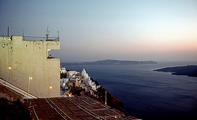 Blick über den Ort auf die Caldera - Fira