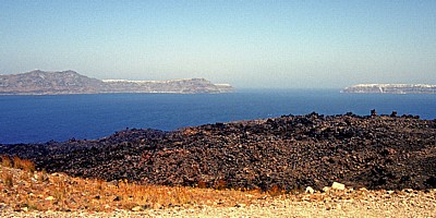 Blick auf Thirasia (links) und Oia (rechts) - Nea Kameni