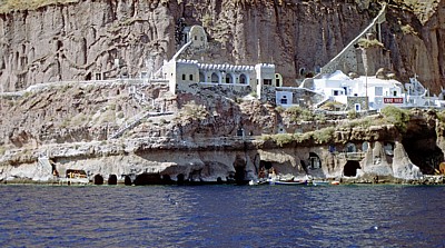 Steilküste: Unterkünfte und Lagerräume - Santorini
