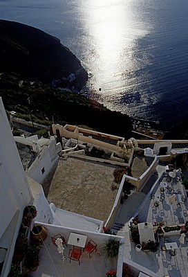 Blick über den Ort auf die Caldera im Abendlicht - Fira