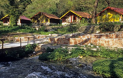 Chalets beim Syri i Kaltër (Blaues Auge) - Mali i Gjerë