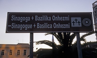 Hinweisschild Ausgrabungsstätte Onhezmi: Synagoge und Basilika - Saranda