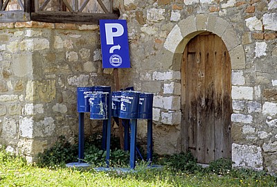 Mülleimer und Schilder warten auf ihren Einsatz - Apollonia
