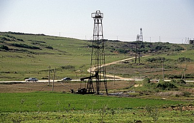 Zwischen Fier und Berat: Erdölfördertürme - Myzeqe-Ebene