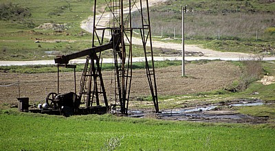 Zwischen Fier und Berat: Erdölförderturm - Myzeqe-Ebene