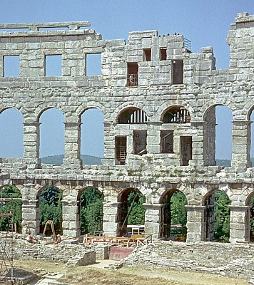 Amphitheater: seitlicher Turm in den Arkadenbögen - Pula