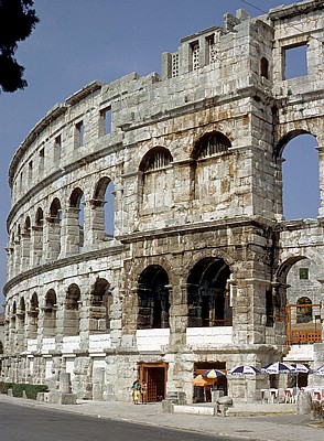 Amphitheater: Arkadenbögen und Seitenturm - Pula