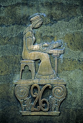 Klöpplerin auf Hausnummernschild - Brüssel