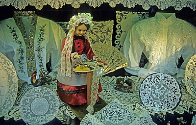 Klöppelspitzen und Klöpplerin (Puppe) in einem Schaufenster - Brüssel