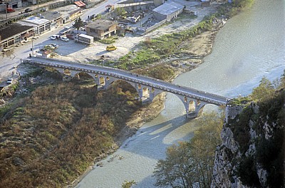 Blick von der Burg (Kalaja): Brücke über den Osum aus der Osmanenzeit - Berat