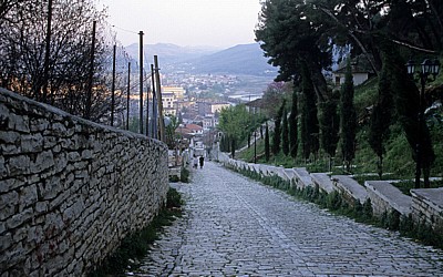 A. Tovanxhi Kalasë: Die Straße zur Burg (Kalaja) - Berat