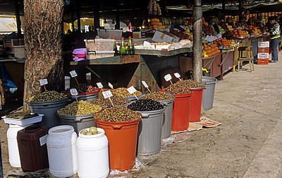 Markt am Avni Rustemi Square: u. a. Oliven und Obst - Tirana