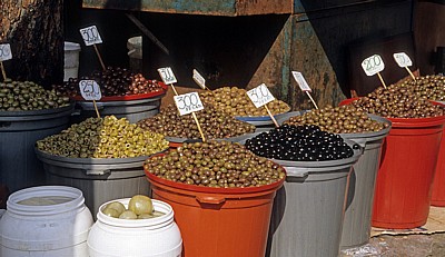 Markt am Avni Rustemi Square: Oliven - Tirana