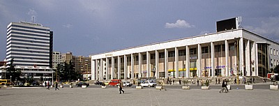 Sheshi Skanderbeg (Skanderbeg-Platz): Kulturpalast (mit Oper und Nationalbibliothek) - Tirana