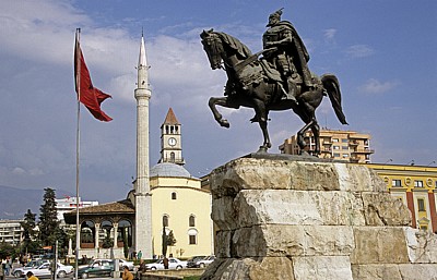 Sheshi Skanderbeg (Skanderbeg-Platz): Skanderbeg-Denkmal - Tirana