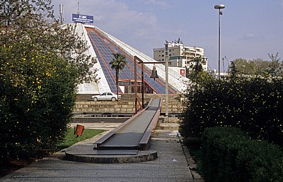 Boulevard Dëshmorët e Kombit: Pyramide von Hoxha - Tirana