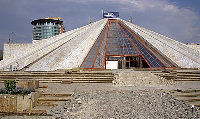 Boulevard Dëshmorët e Kombit: Pyramide von Hoxha - Tirana