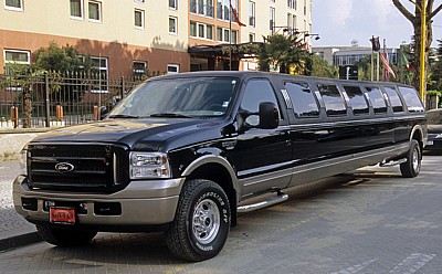Boulevard Dëshmorët e Kombit: Stretch-Limousine - Tirana