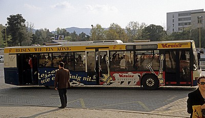 Sheshi Nanë Terese (Mutter-Teresa-Platz): Deutsche Werbung auf einem Linienbus - Tirana