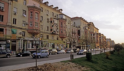 Straße am Fluß Lana - Tirana