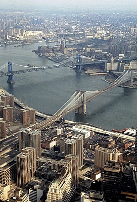 Manhattan: Blick vom World Trade Center auf die Brooklyn Bridge - New York