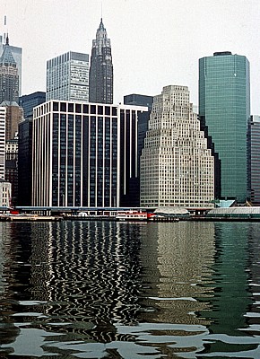 Blick vom East River auf den Financial District - New York