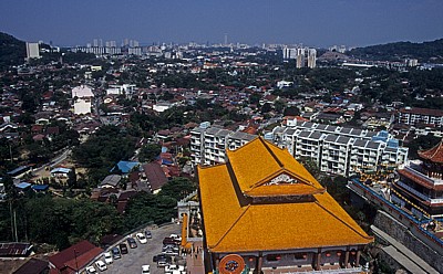 Kek Lok Si-Tempel: Blick über einen Teil der Tempelanlage auf Georgetown - Air Itam