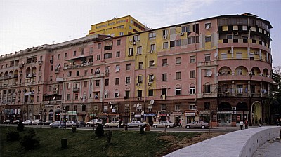 Wohn- und Geschäftshäuser am Fluß Lana - Tirana