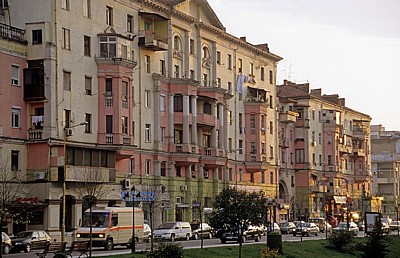 Wohn- und Geschäftshäuser am Fluß Lana - Tirana