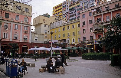 Straßenszene an einem Platz zwischen Wohn- und Geschäftshäusern - Tirana