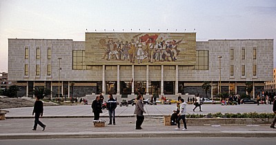 Sheshi Skanderbeg (Skanderbeg-Platz): Freizeitbeschäftigung vor dem Nationalmuseum - Tirana