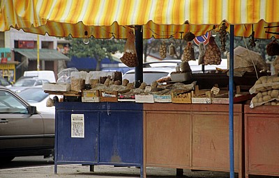 Markt am Avni Rustemi Square: Nüsse und Co. - Tirana