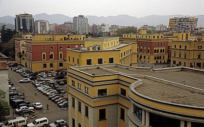 Blick vom Uhrturm: Sheshi Skanderbeg (Skanderbeg-Platz): Regierungsgebäude - Tirana
