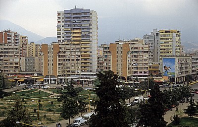 Blick vom Uhrturm: Wohnblocks hinter einem Park - Tirana