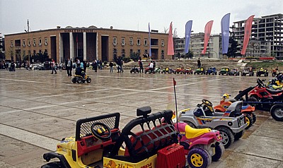 Sheshi Skanderbeg (Skanderbeg-Platz): Freizeitbeschäftigung - Tirana