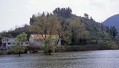 Auf dem Berg die  Festung Lesendra - Virpazar