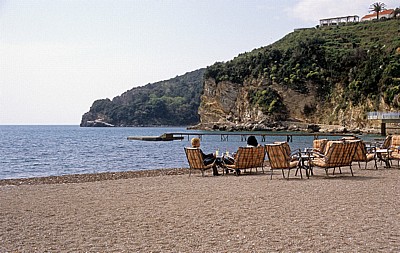 Erholung am Strand vor der Altstadt - Budva